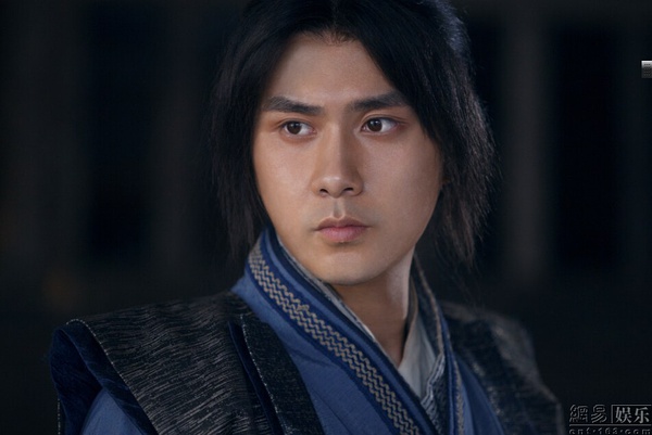 次子石中坚被暗恋石清的梅芳姑杀害后,长子石中玉因为闵柔的过分溺爱