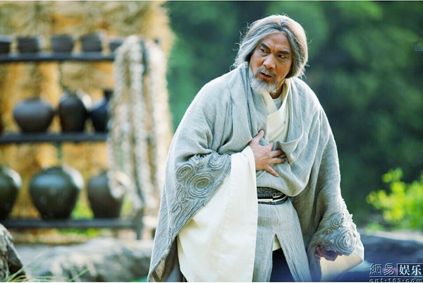 次子石中坚被暗恋石清的梅芳姑杀害后,长子石中玉因为闵柔的过分溺爱