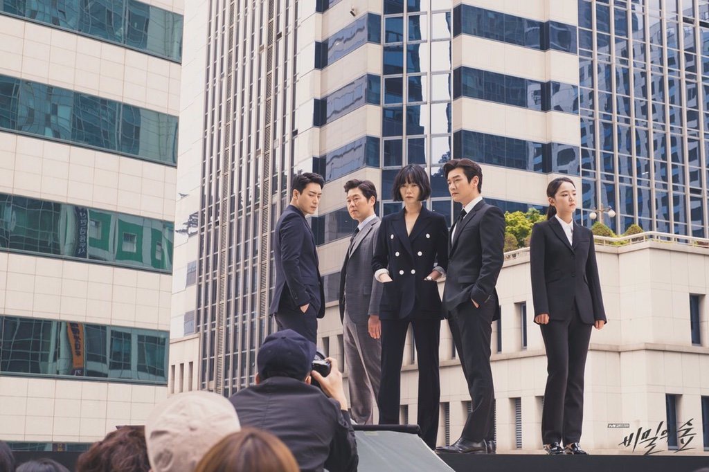 海报剧照主角定妆照剧情:《秘密之森》将讲述失去一切情感的检察官与