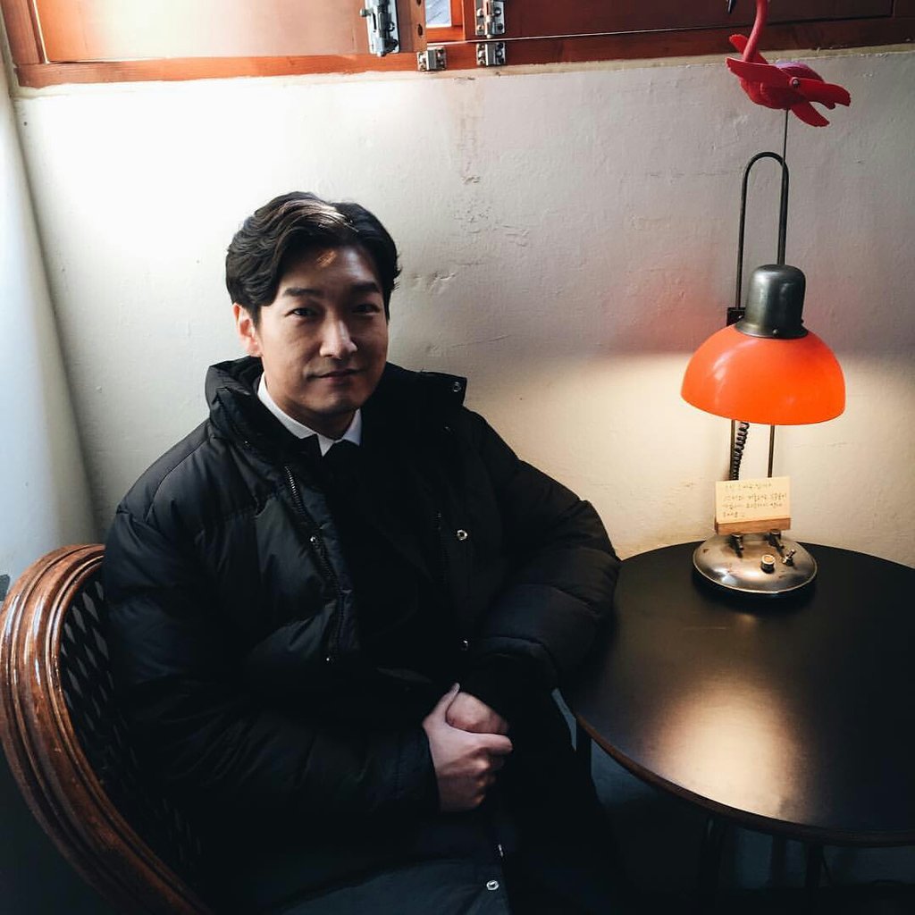 曹承佑在剧中将饰演有着出众头脑,但因为