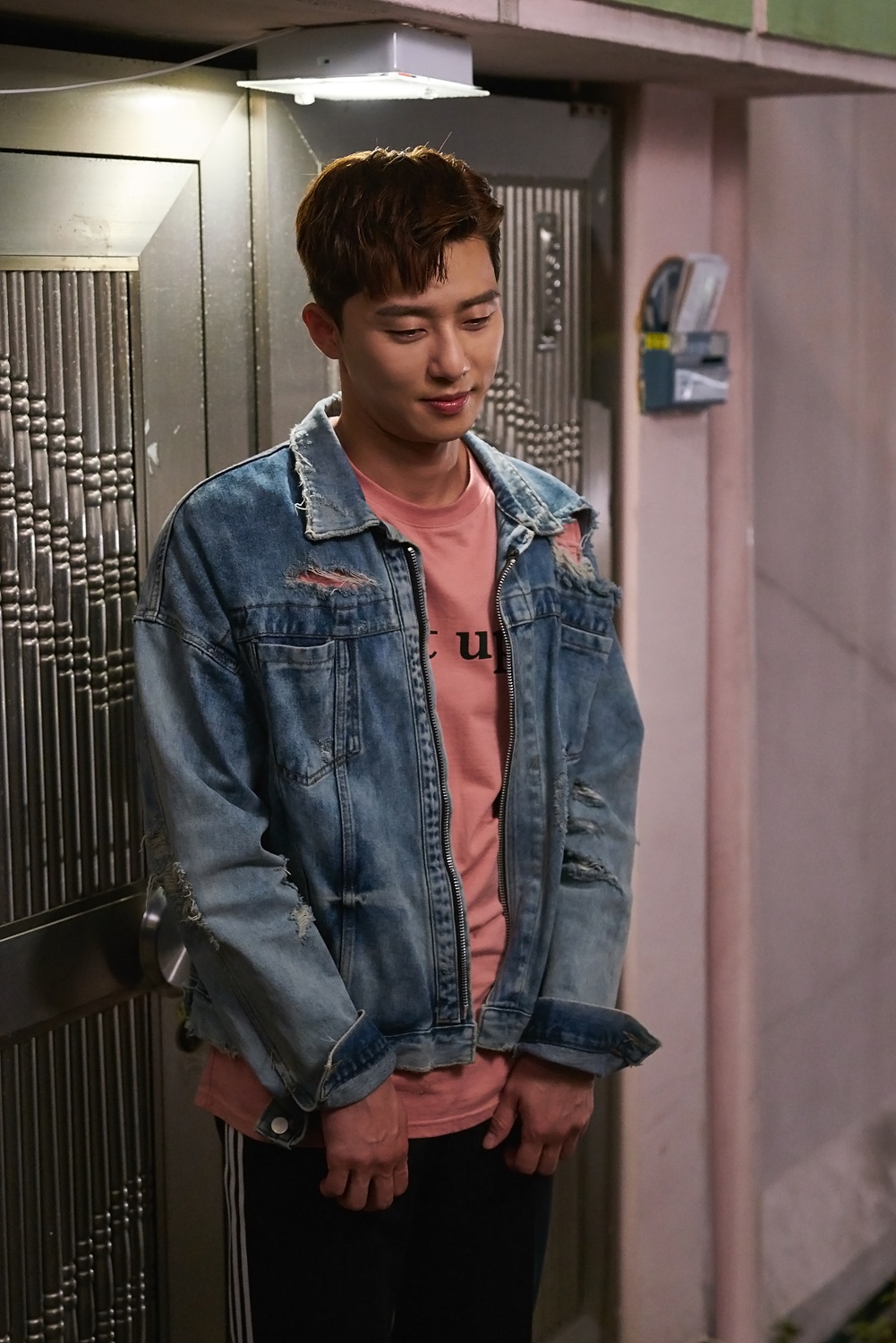 海报剧照剧情:  《三流之路》讲述了没钱没背景,人生毫无炫耀之处的