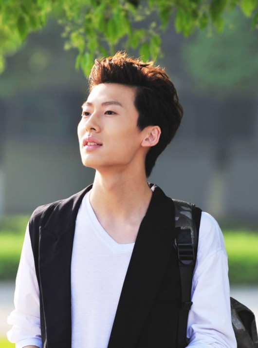 幕后花絮辉灿在剧中献出了自己的从影以来的荧屏"初吻".