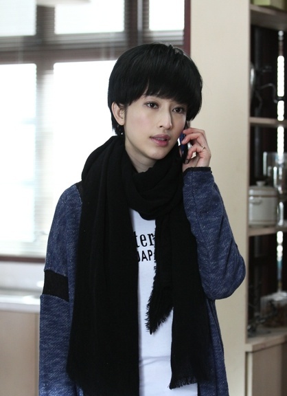 幕后花絮张俪的未婚夫在婚礼上逃婚,备受打击的她剪去一头秀发,决定"