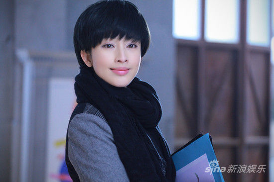 幕后花絮张俪的未婚夫在婚礼上逃婚,备受打击的她剪去一头秀发,决定"