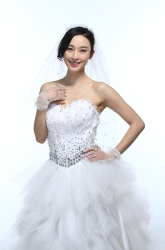 幕后花絮张俪的未婚夫在婚礼上逃婚,备受打击的她剪去一头秀发,决定"