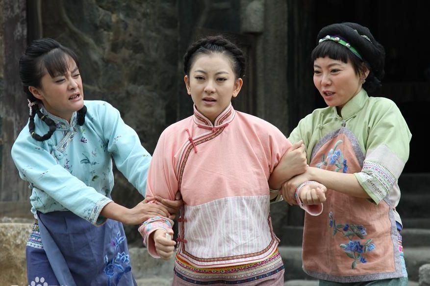 幕后花絮在电视剧《望海的女人》梁又琳一改以往塑造的都市女性形象