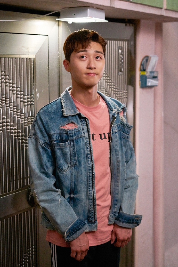 海报剧照剧情:  《三流之路》讲述了没钱没背景,人生毫无炫耀之处的