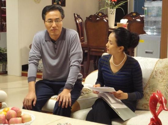 幕后花絮剧组在内蒙古山区取景时由于出现沙尘暴,演员们说在吃饭的