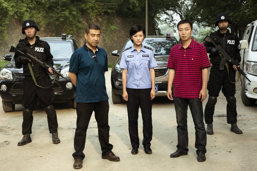 前在执行任务时,目睹战友潘阳牺牲,疑犯黄红兵和幕后老大蒋耀武逃逸后