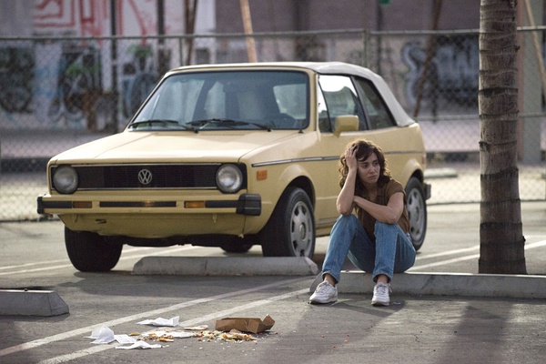 剧情:剧集灵感来自80年代一个播映期极短但颇受欢迎的节目《glow》