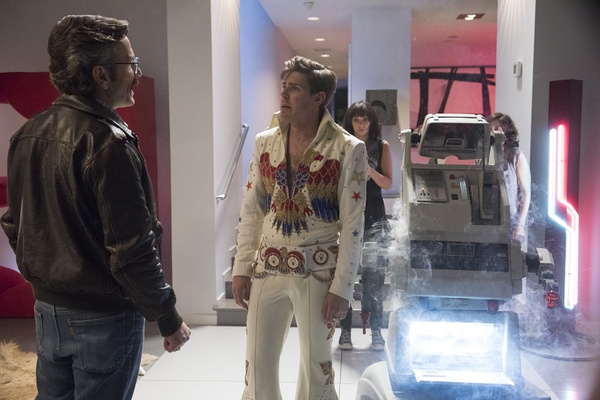 剧情:剧集灵感来自80年代一个播映期极短但颇受欢迎的节目《glow》