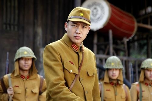 海报剧照剧情:抗战时期晋察冀三省交界处的北方小城,青云刚嫁到丁家堡