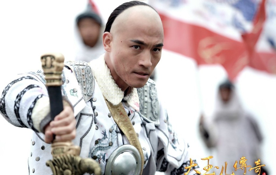 人在草原上过鹰般自由的生活,可命运却把她推上了风云际会的历史舞台