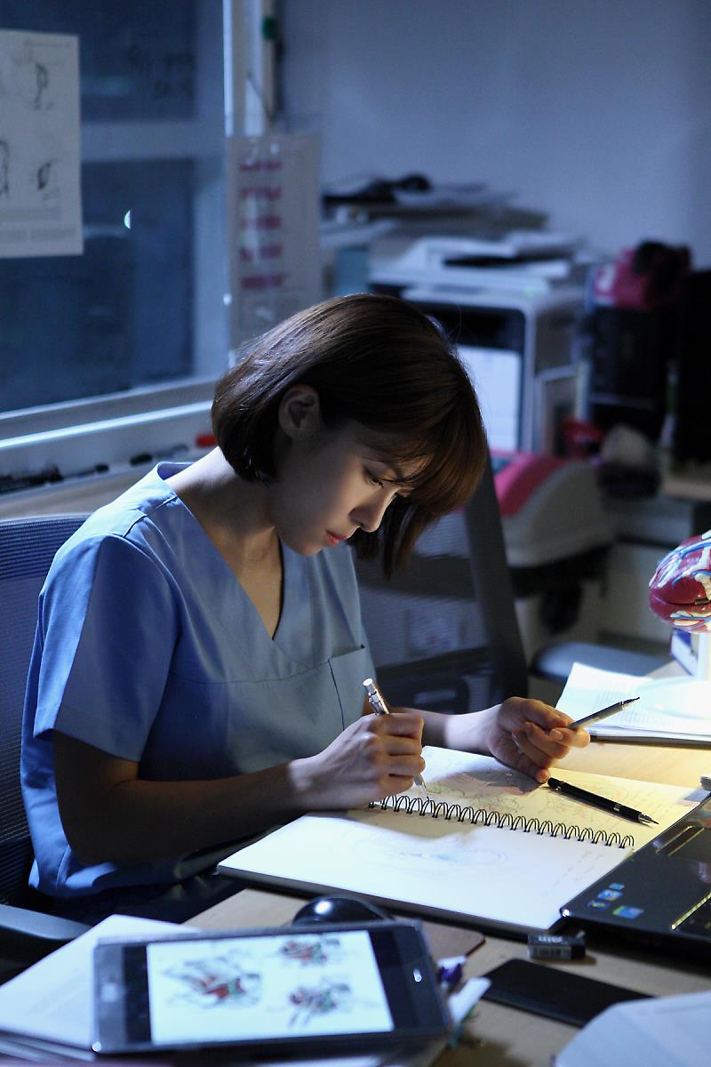 海报剧照剧情:他们登上了大海上的简陋医疗站:医疗船.