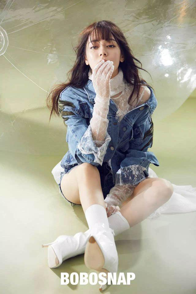 王菲戴网眼镂空手套