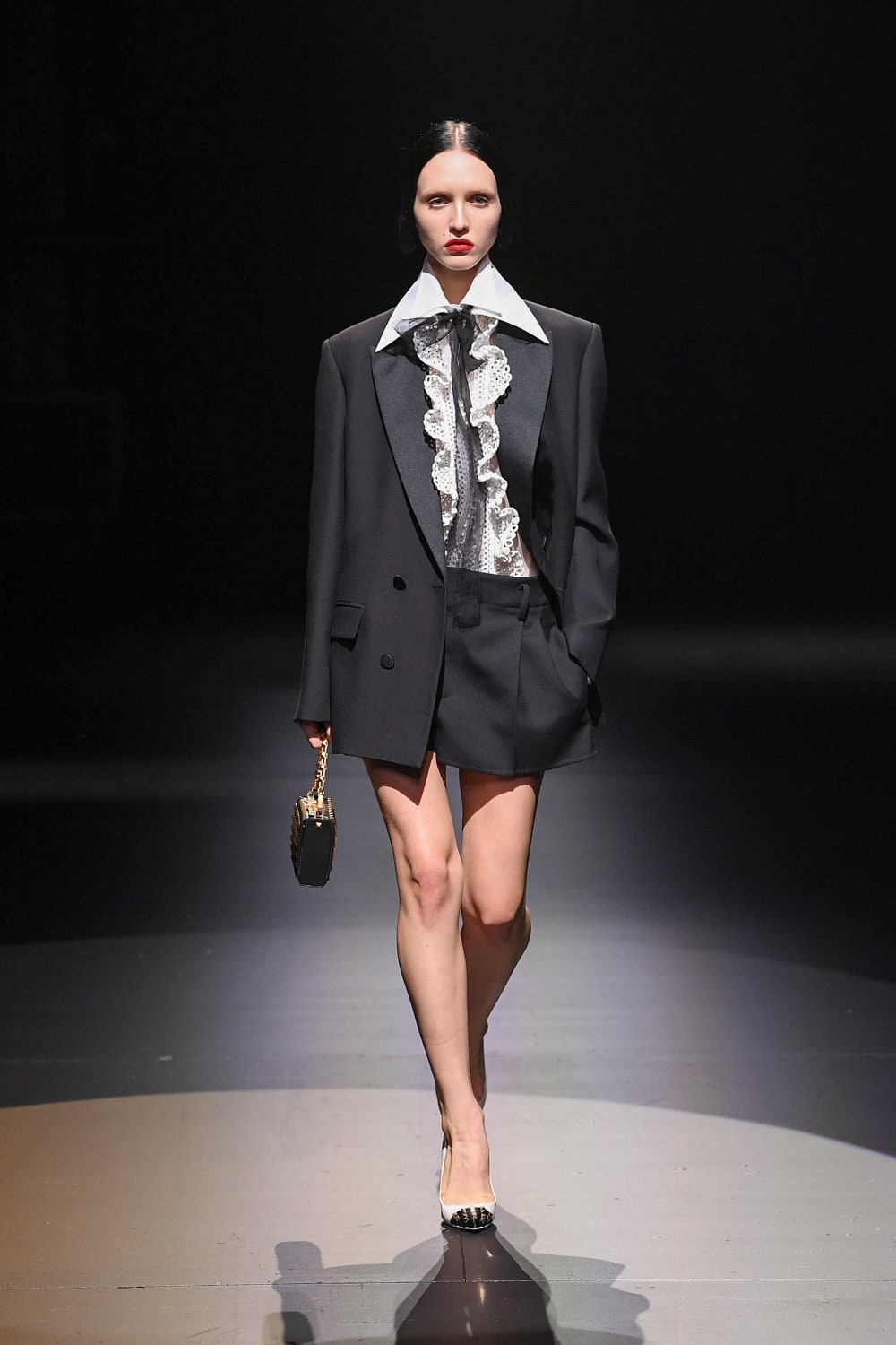 女性浪漫的飘逸长裙多了些利落和酷,但对长度的控制,及a型敞开式d饿