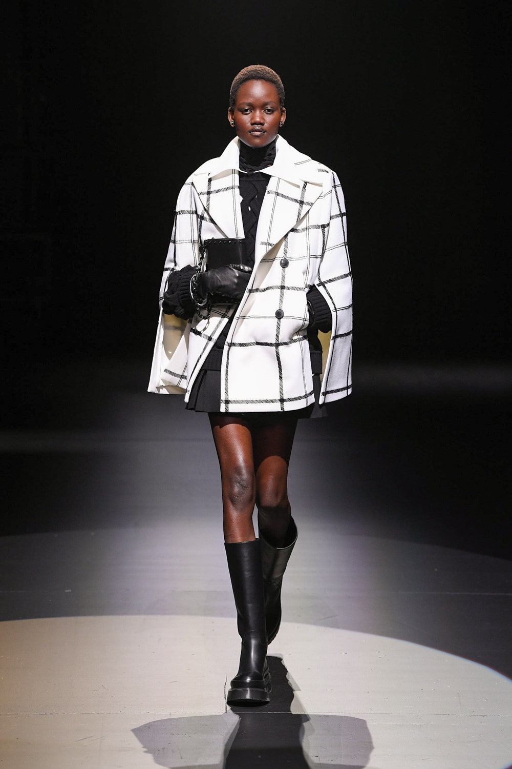 valentino2021秋冬系列在74岁高龄的米兰小剧院让高级时装不再有距离