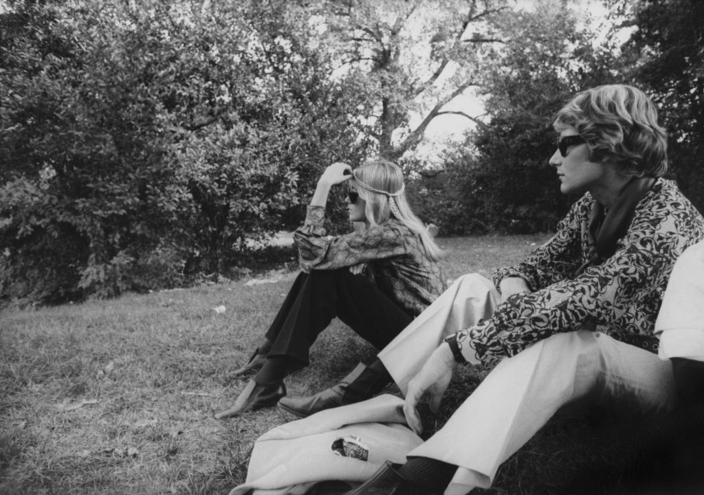Saint Laurent 和 Betty Catroux 于 1968 年坐在中央公园