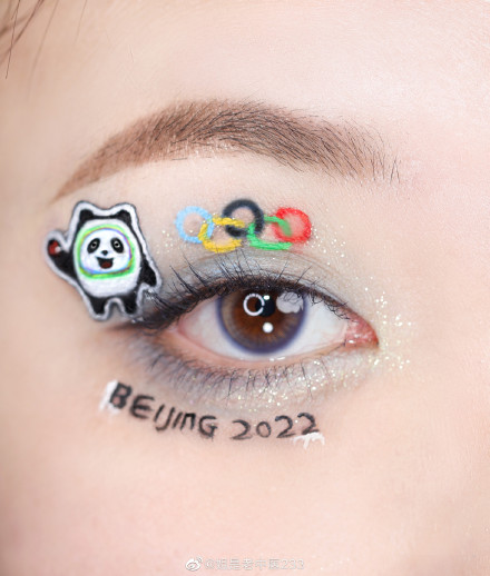 冰墩墩眼妆 图片来源：@姐是老中医233 微博