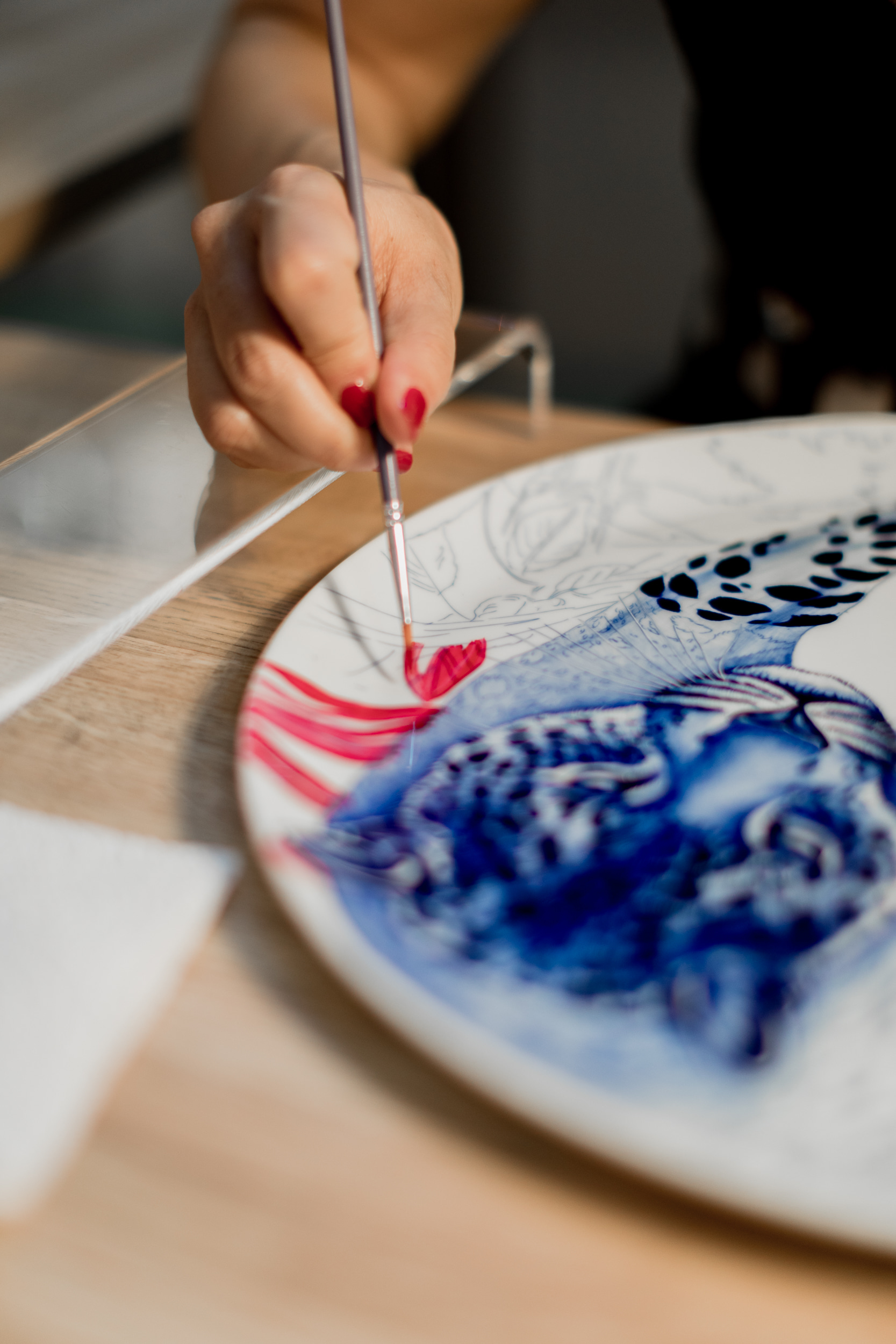 皮具制作、丝巾印染与刻板、瓷器彩绘、制表等展区展示爱马仕引以为豪的工匠技艺。