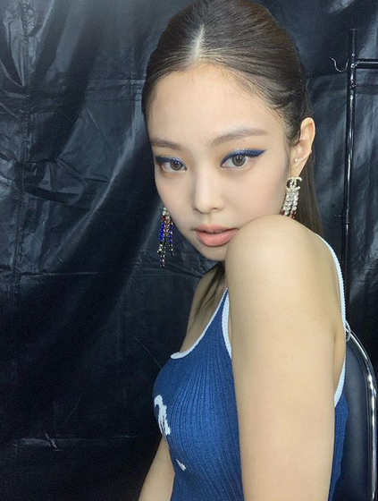 JENNIE 蓝色眼影