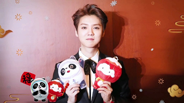 不知是羡慕鹿晗还是羡慕他手里的冰墩墩