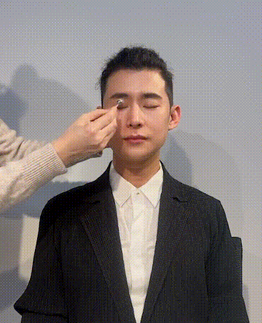 眼霜需要点按涂抹