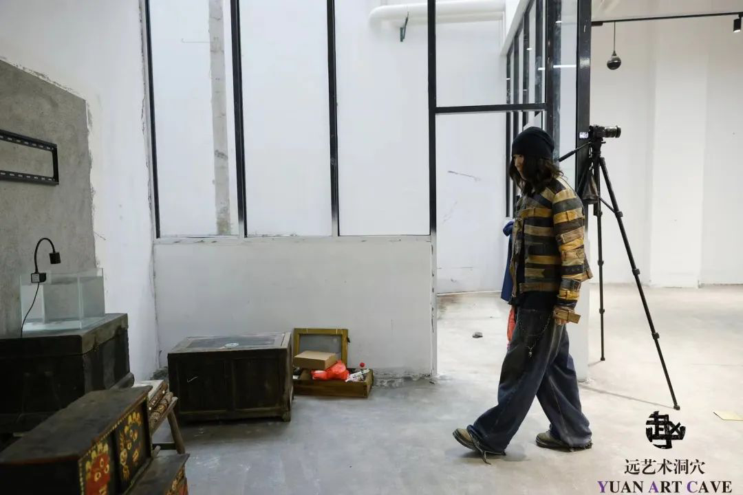 “空生大有”——远艺术洞穴开馆展开幕式现场,赵明远的行为艺术表演现场