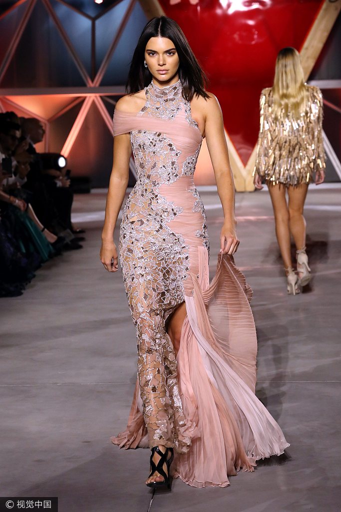 肯豆助阵慈善秀 裸色雪纺长裙主打优雅牌|肯豆|慈善|走秀_新浪时尚