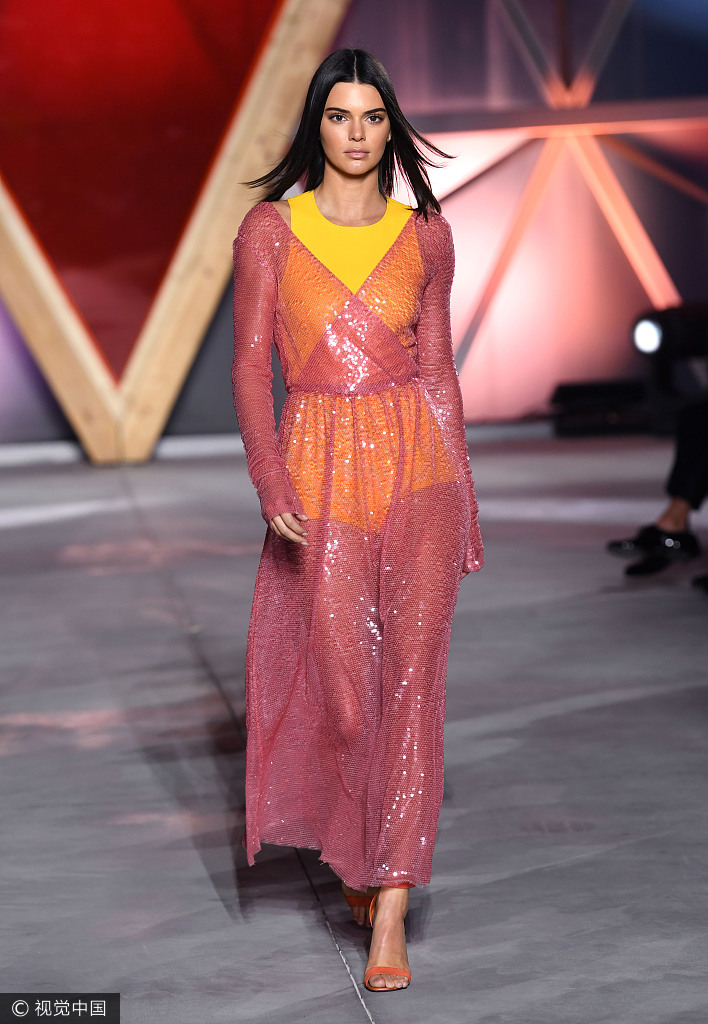 肯豆助阵慈善秀 裸色雪纺长裙主打优雅牌|肯豆|慈善|走秀_新浪时尚