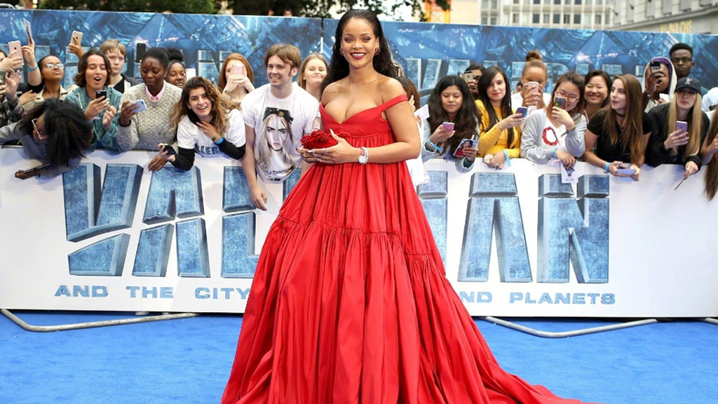 蕾哈娜穿大红裙亮相备受关注