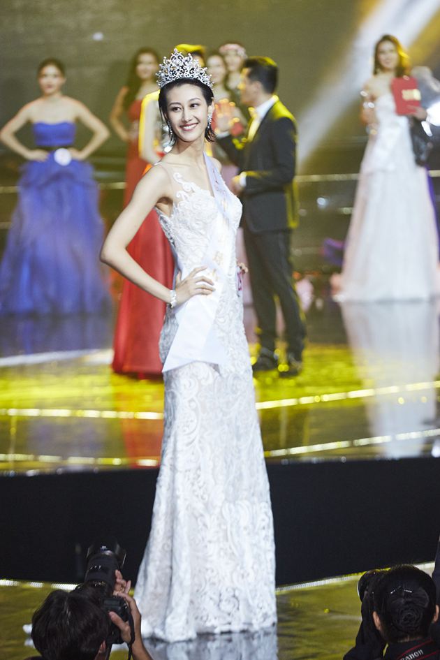 2017年环球小姐中国区总决赛冠军 – 邱蔷身着lova weddings 2017年