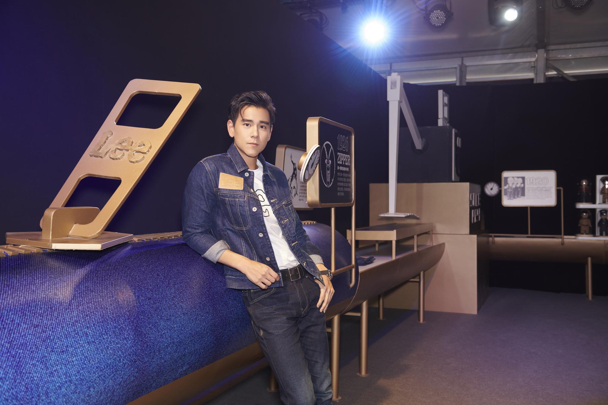 就向前与彭于晏一同庆祝lee130岁生日