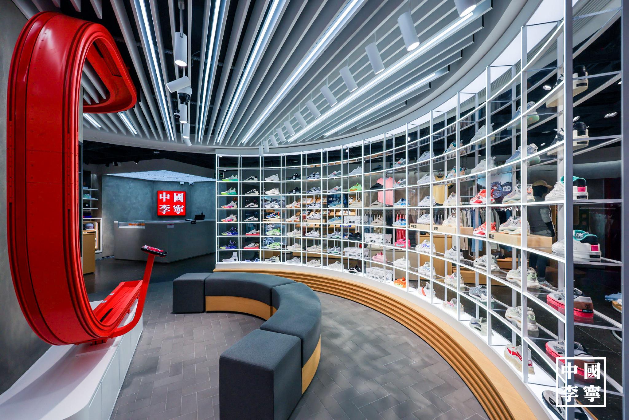 整体设计上,外观以红色"中国李宁"方印logo结合以长城为灵感整齐排列