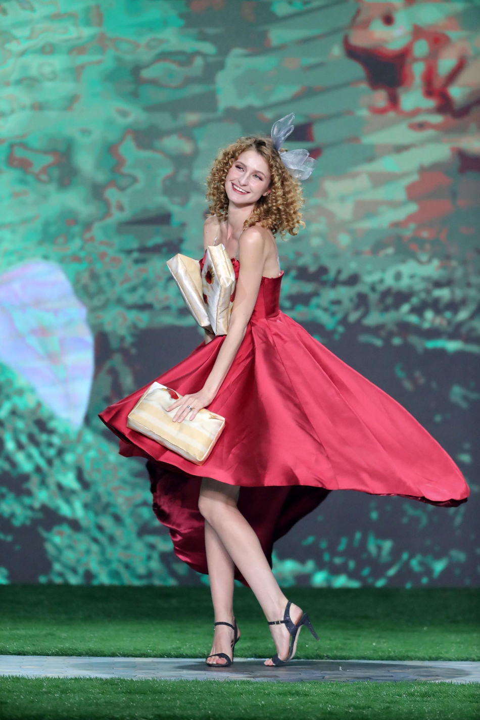 2017法国面包时装秀发布童话色彩流行新品