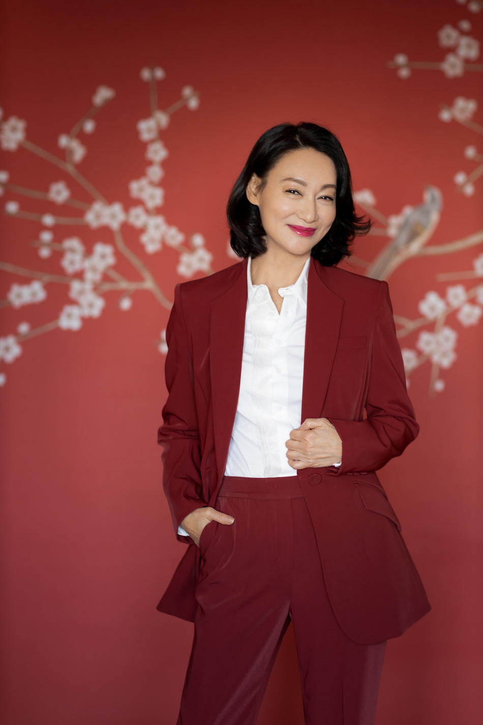 惠英红亮相央视春晚 酒红色套装飒爽干练