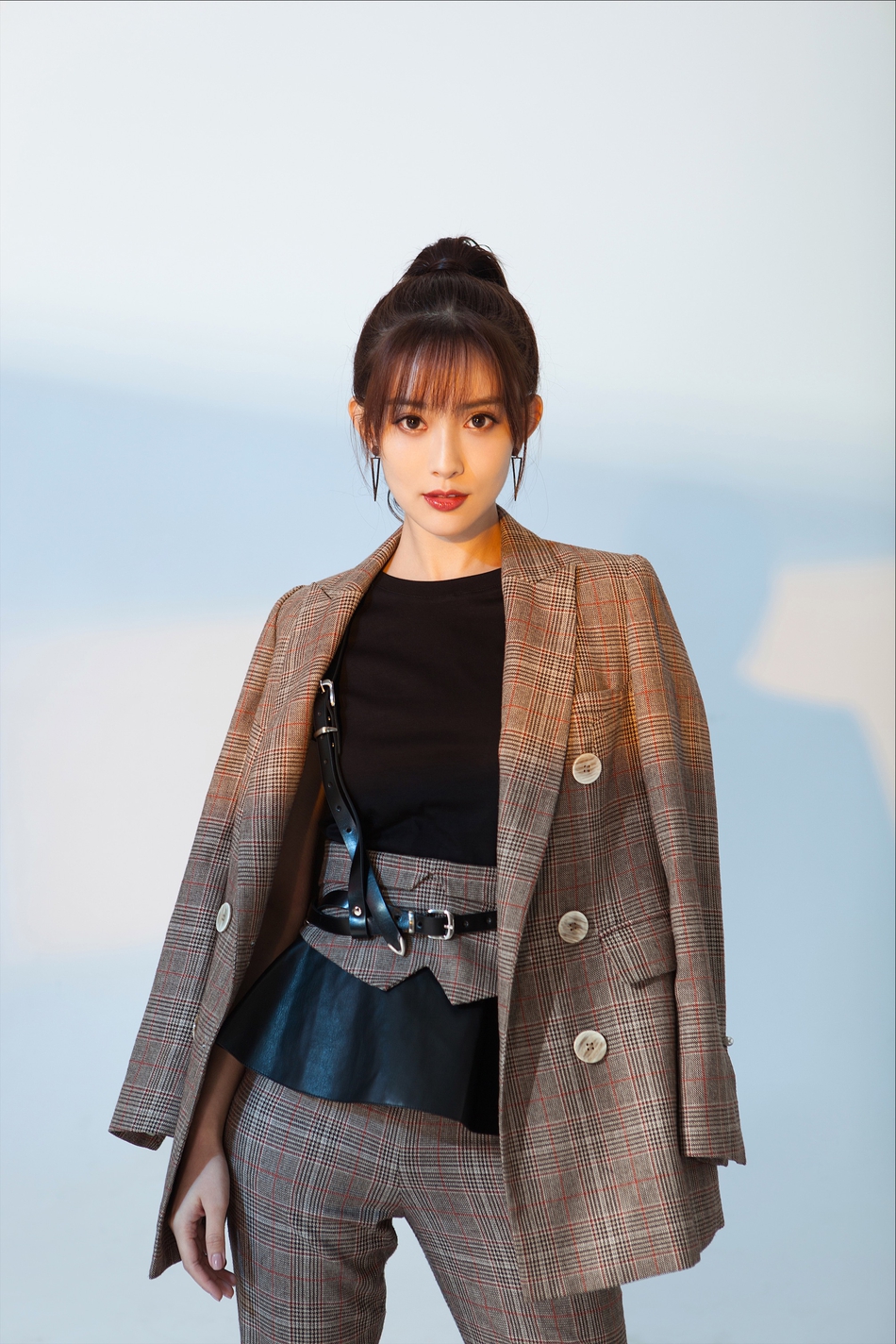 孟子义西服套装尽现个性十足