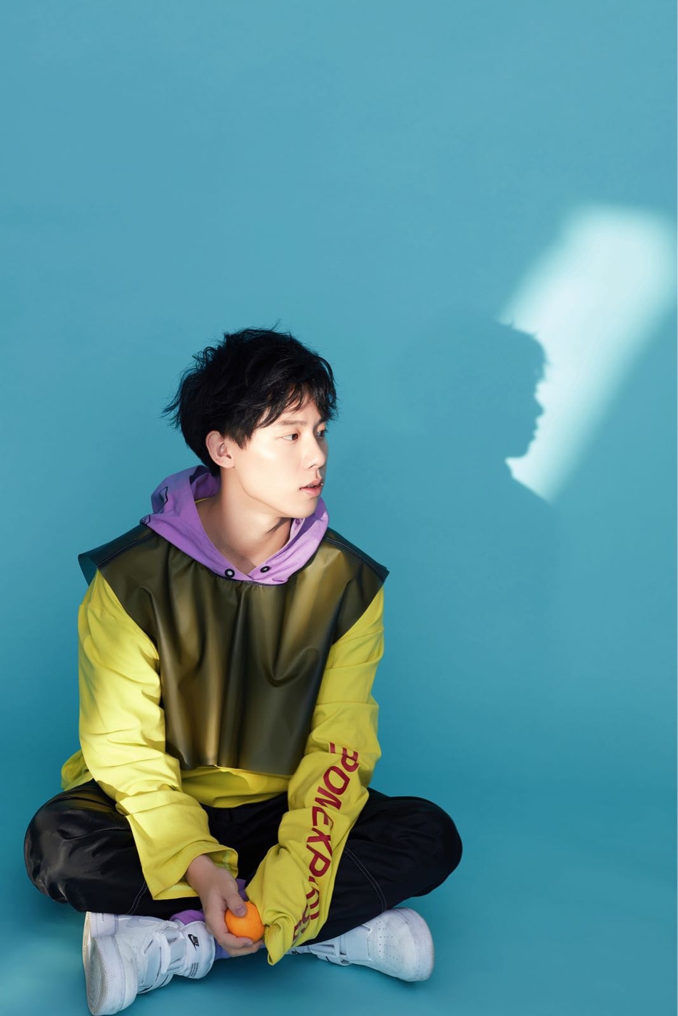 大图 全屏观看 1 / 9 近日,新生代演员周奇拍摄的一组时尚杂志释出