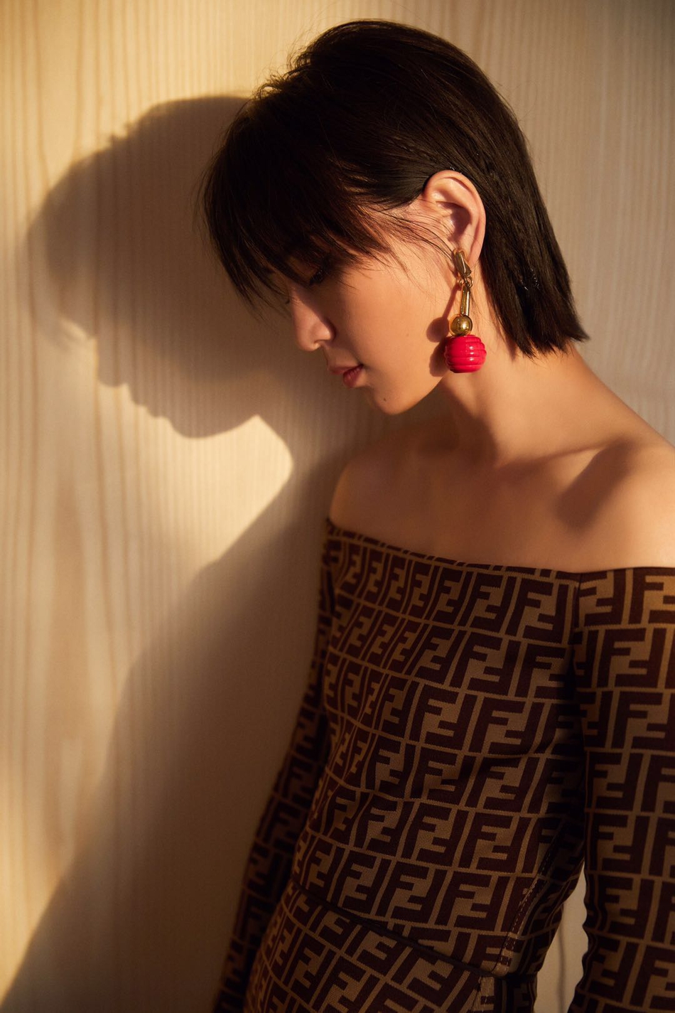 周笔畅炫酷大片来袭 利落短发气场十足