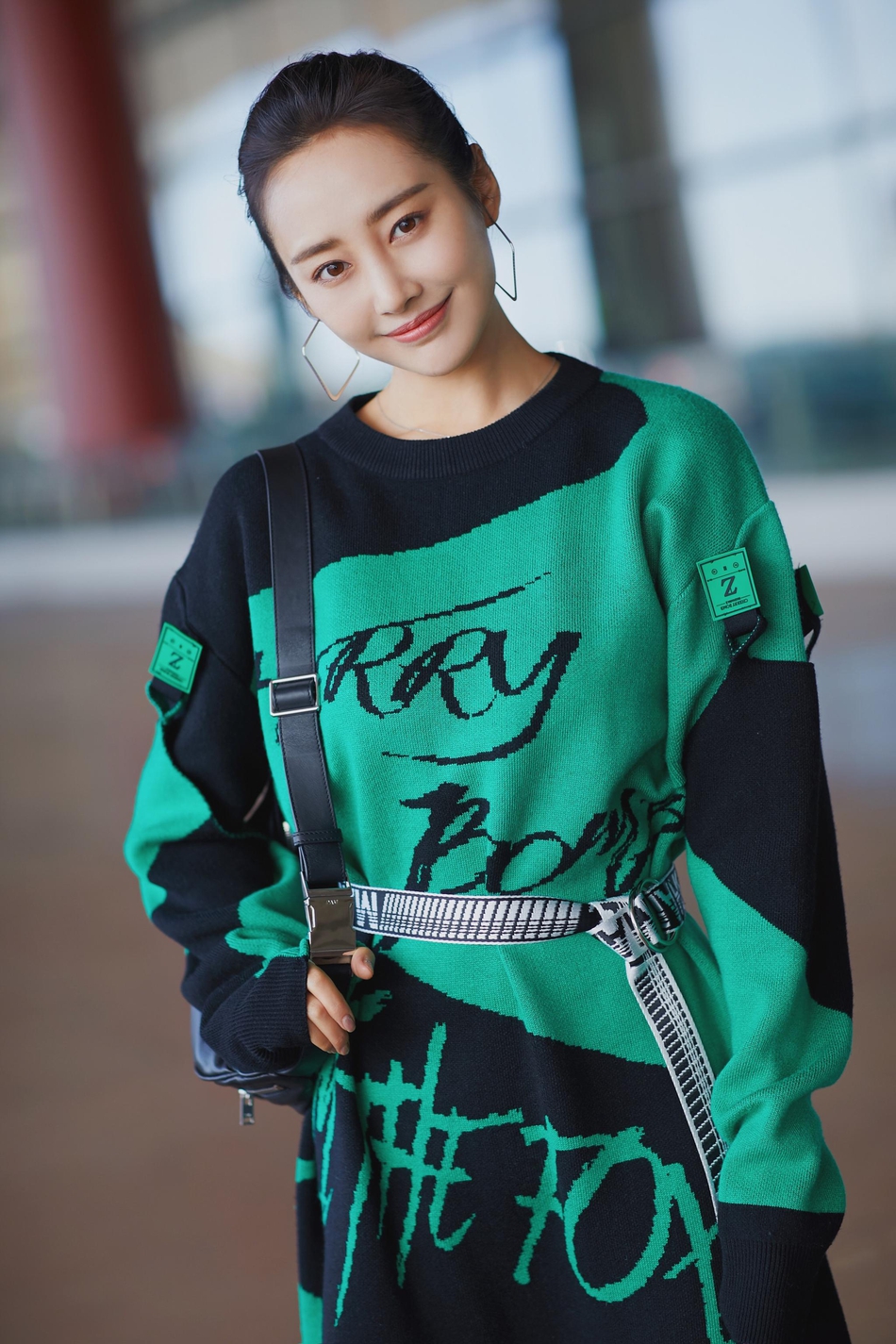 李纯启程巴黎时装周 绿色针织毛衣温暖清新