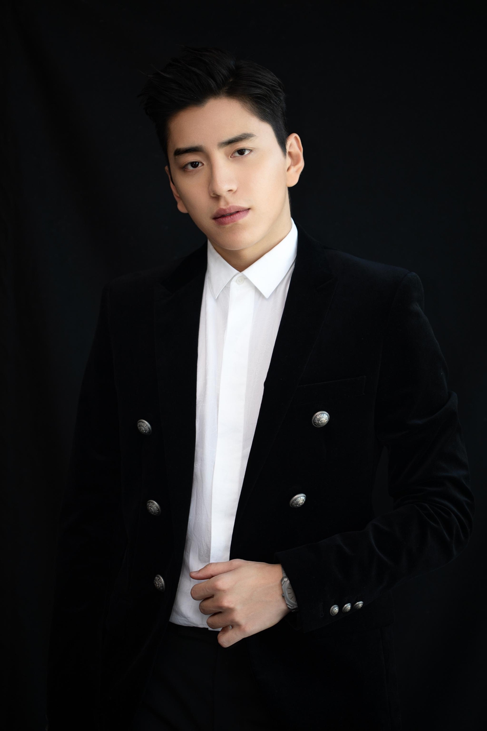 王大陆出席金鸡奖闭幕式 一身黑西装色调简单有格调