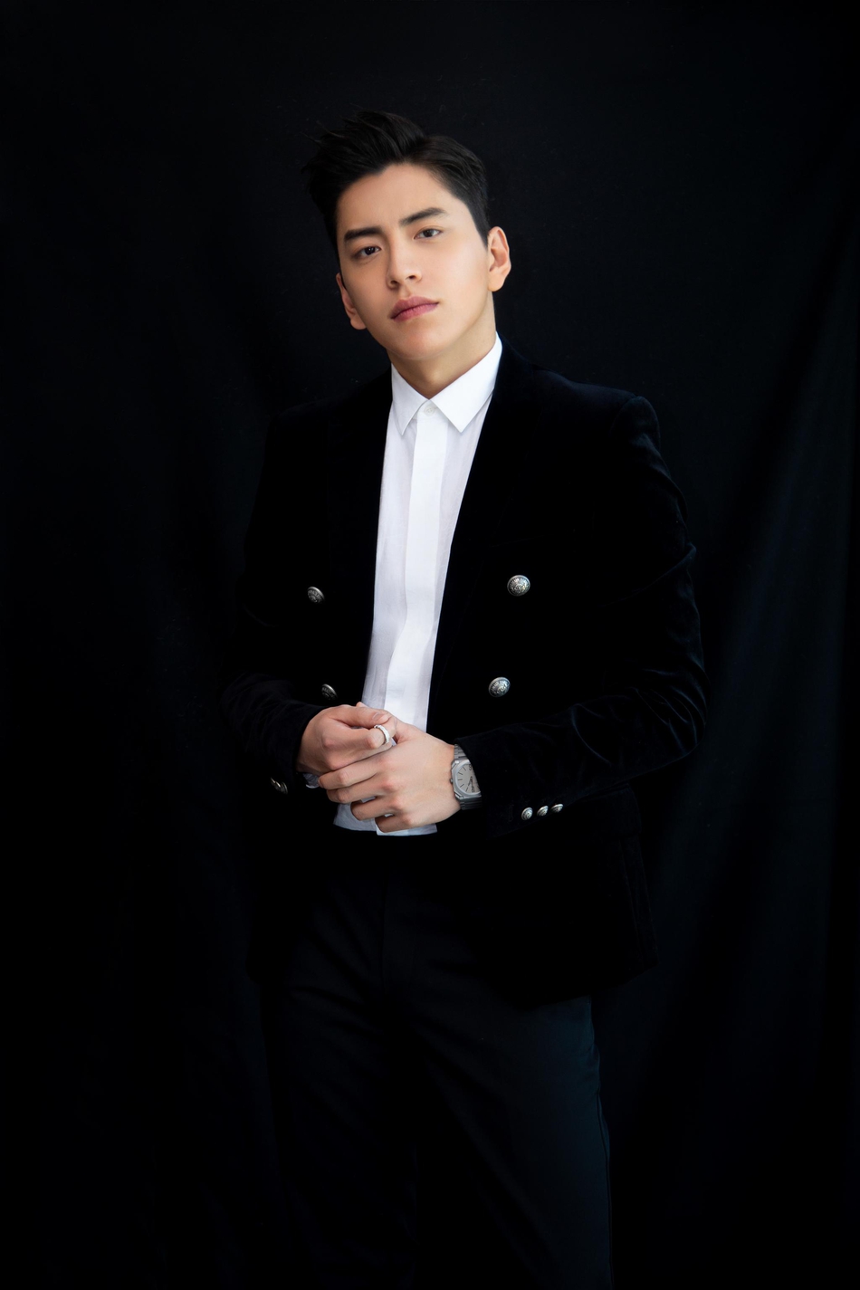 王大陆出席金鸡奖闭幕式 一身黑西装色调简单有格调