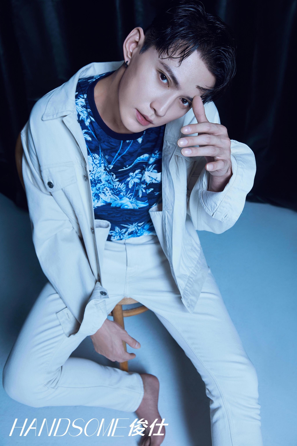 徐正溪登handsome俊仕封面身着白西装尽显浪漫气质
