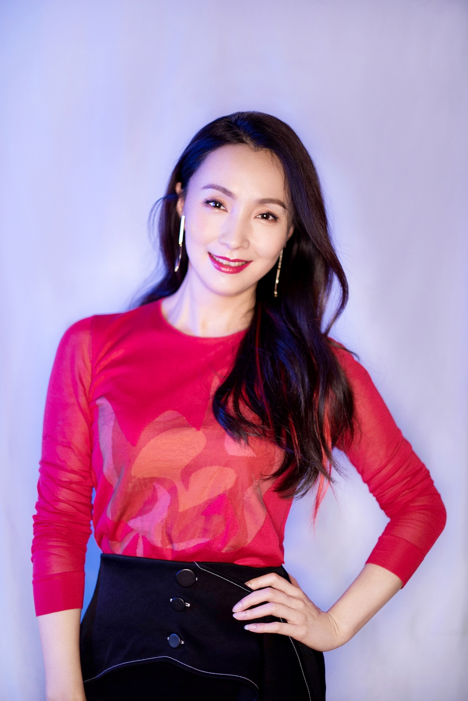 陶虹红黑造型显干练笑容温暖气质佳