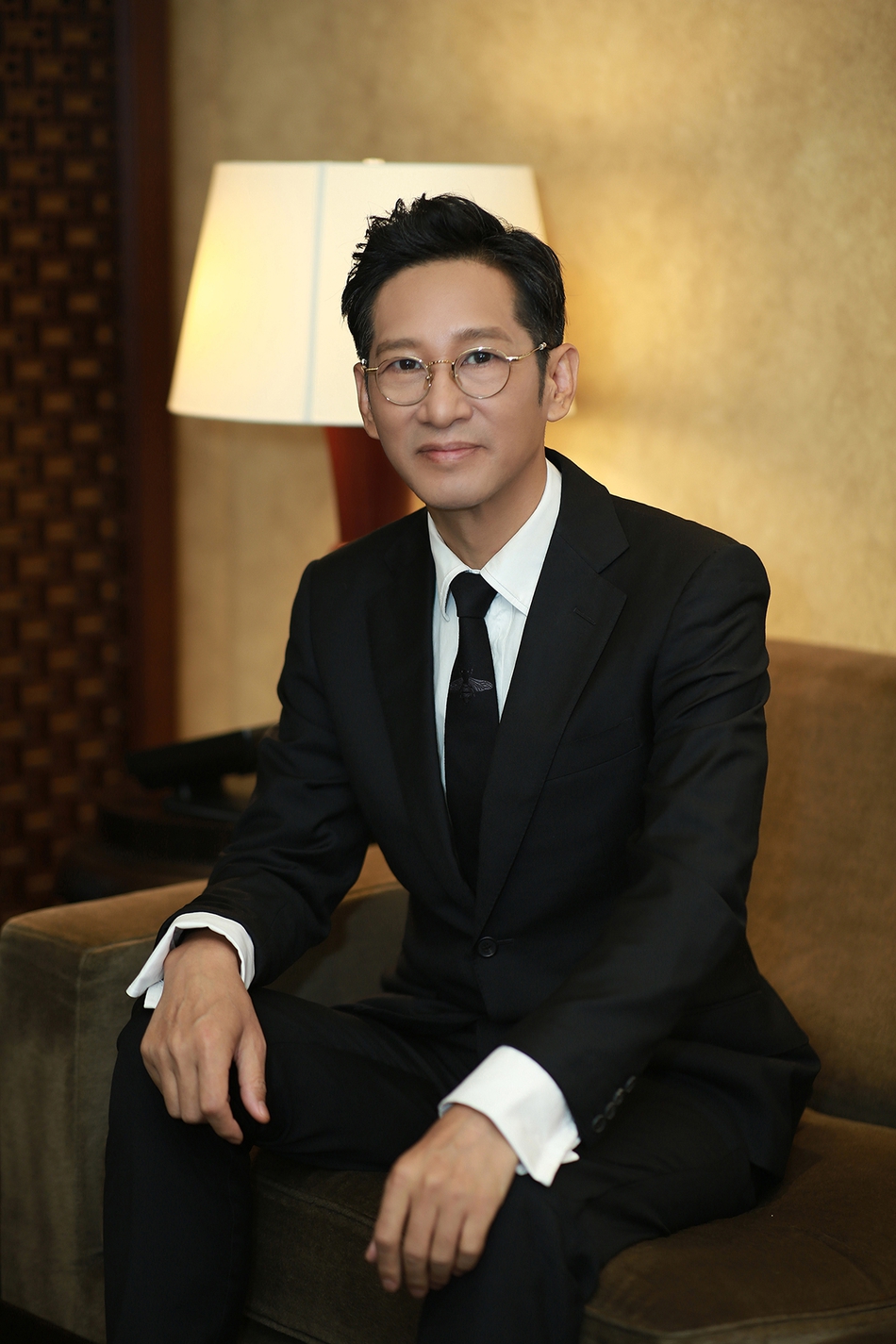 王劲松时尚写真曝光 尽显熟男绅士风度_高清图集_新浪网