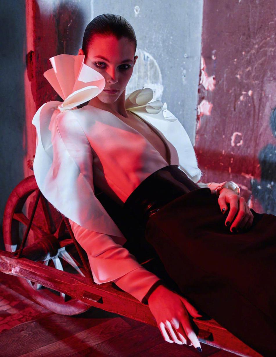 意大利超模《vogue》大片 光影魅惑复古_高清图集_新浪网