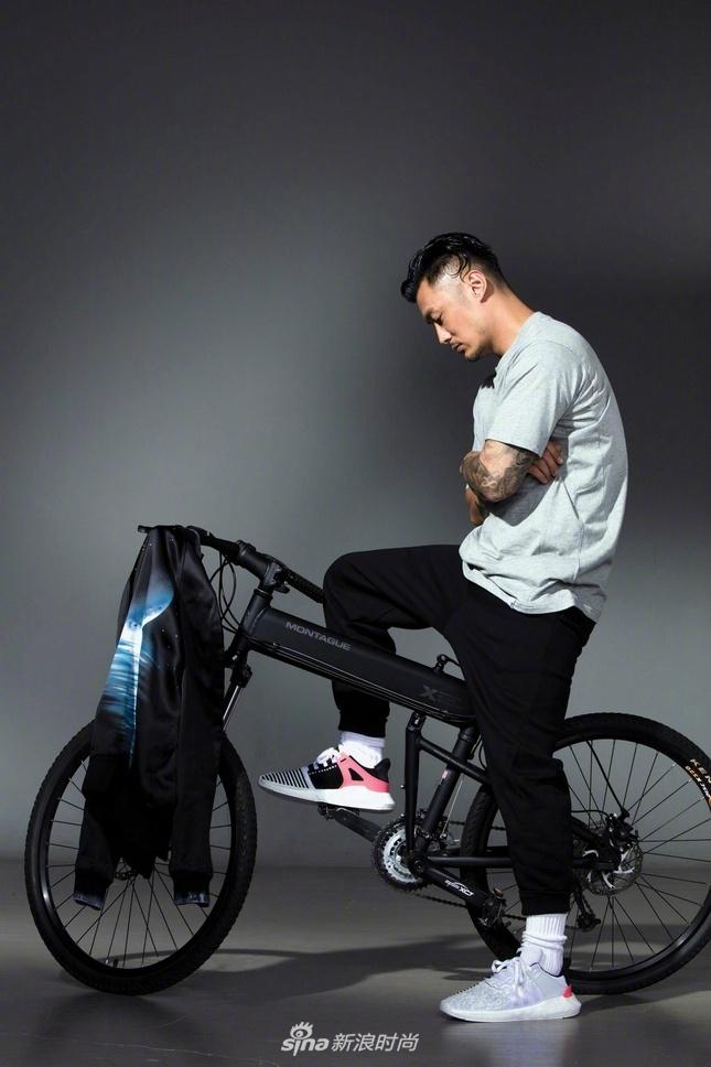 余文乐运动型男大片 身穿迷彩夹克玩篮球滑板