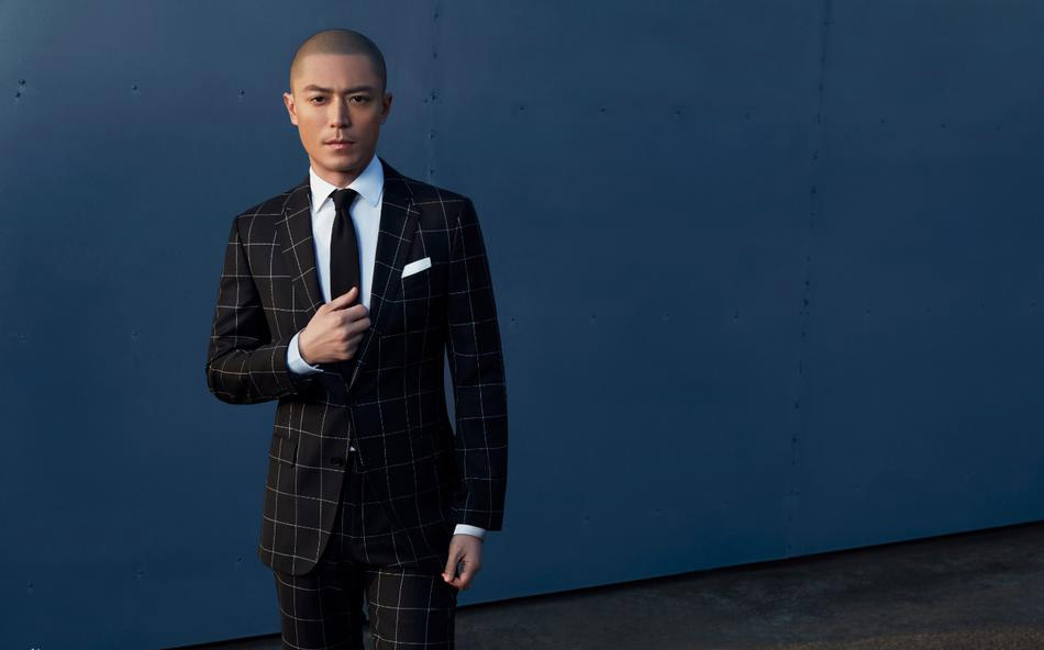 霍建华再爆光头大片 酷感十足