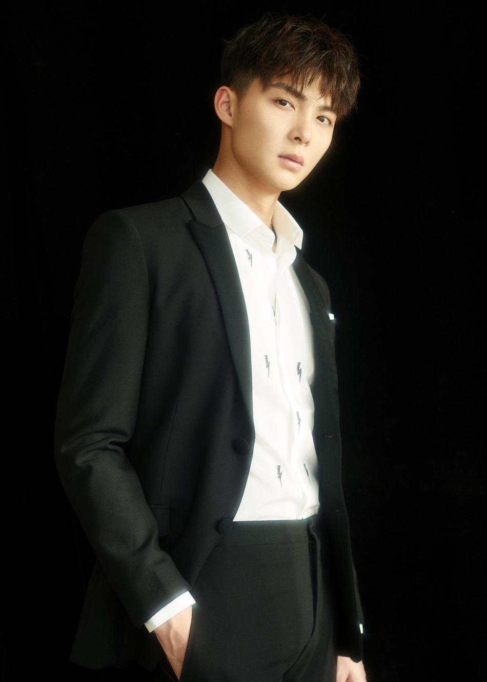 明星爱大牌:张铭恩优雅绅士不失时髦活力