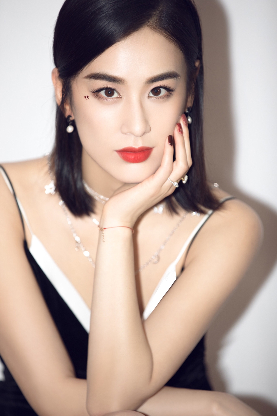 明星爱大牌黄圣依桃心妆可爱俏皮